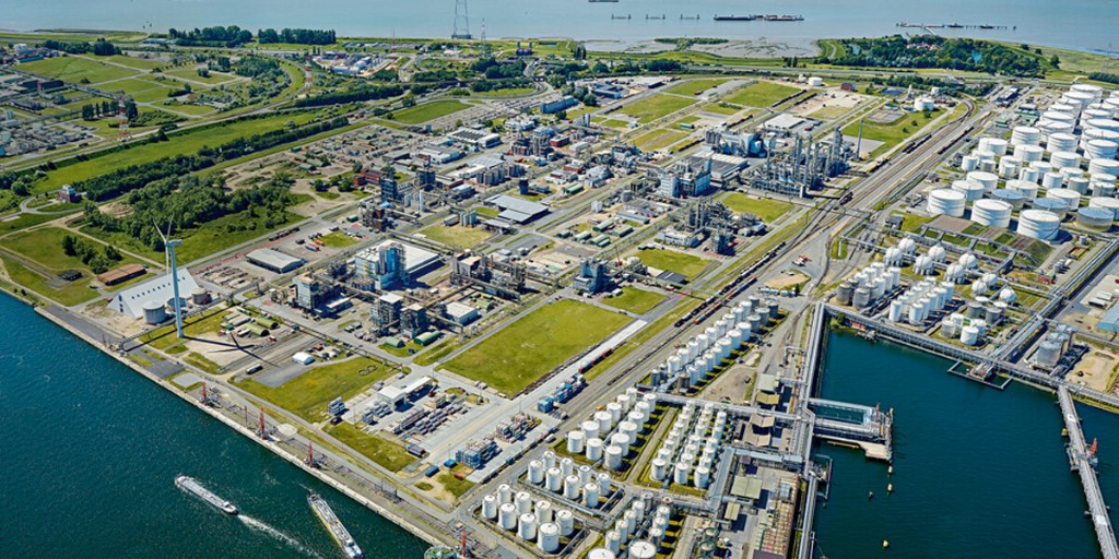 Wir können nicht ohne: #Wasser ist in der #Chemieindustrie unersetzlich. Umso wichtiger ist der verantwortungsvolle und sparsame Umgang damit. Lies im #ELEMENTSMagazine wie #Evonik mit der kostbaren Ressource umgeht:   elements.evonik.de/maerkte-und-re…