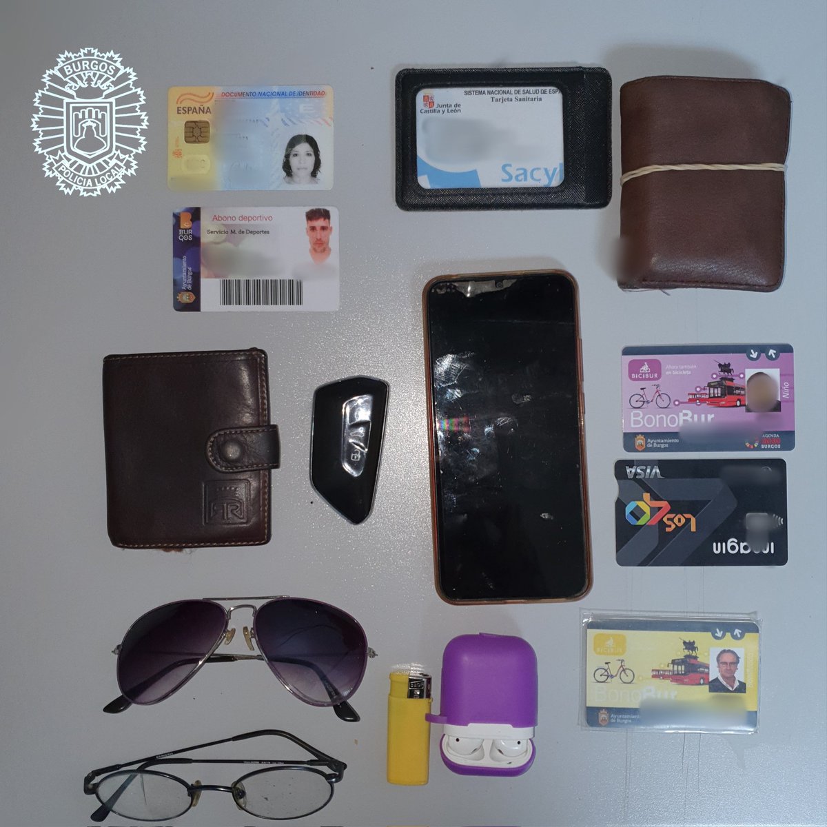 PoliciadeBurgos's tweet photo. Objetos hallados durante estos últimos días. 
Si reconoces alguno como tuyo, llama al ☎️ 947288862 de lunes a viernes de 09:00 a 14:00 horas.
Los tenemos depositados en la sección de Objetos Perdidos de la Policía Local en la avenida de Cantabria 54. https://t.co/snB8UqE5cH