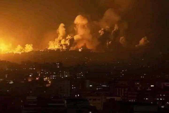 هذا الجحيم الذي ترونه، أنار ليل #غزة وكأنه نهار، كان بينه وبين حدودنا المصرية، أمتار وليست أميال

هذا الجحيم، وأصوات قنابله وارتداد قذائفه، لم ينم منه، كل ساكني مُدن شمال سيناء

هذا الجحيم صنعته دولة، بيننا وبينها (سلام دافيء) ومعاهدات واتفاقات

هذا الجحيم اشتعلت به أجساد إخوتنا