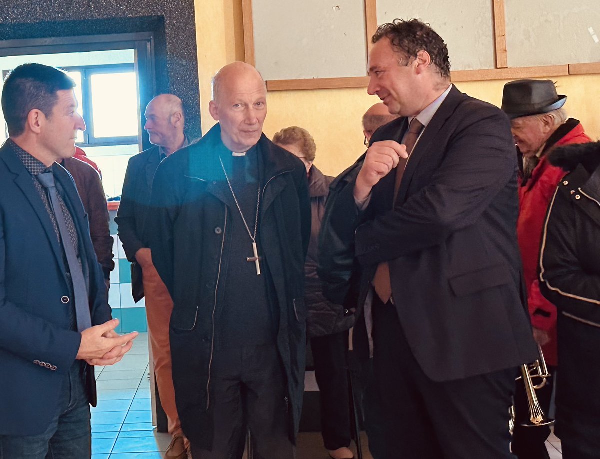 Aymdegouvion's tweet photo. Ce 22 octobre est un jour important #LesPortesduCoglais…
Ce matin, Monseigneur d’Ornellas, notre évêque, a célébré la messe dominicale en l’église de #Montours puis a béni les tableaux restaurés du chemin de croix…
Un superbe projet porté par l’asso des Chemins de St Melaine https://t.co/pfODQZh6n0