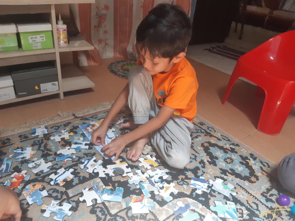 Cheq_Huda's tweet photo. Syiok tengok dak hapiy nie enjoy main susun2 puzzles..๐ฅฐ Cepat betul sel2 otak dia berhubung ehh..๐
Moga menjadi anak yang pintar & soleh yaa abang..๐๐ปโโ๏ธ๐๐คฒ๐ผ
#birthdaygift #ceritasemalam
#kesayanganaunty #throwbackmoments https://t.co/iAzsY19RgM