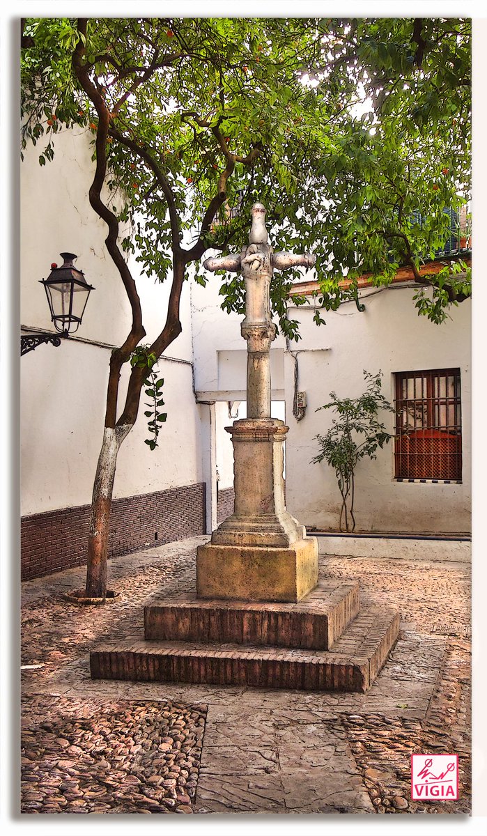 vigiadeisbilya's tweet photo. El crucero de la plaza de Santa Marta a sido destrozado por un acto vandálico. El crucero  de 1564 , llamado de San Lázaro, porque pertenecía al humilladero del antiguo hospital del mismo nombre. #FelizLunes #Sevilla #Triana #Macarena #Andalucíahoy #Andalucía https://t.co/xoh8O01crh