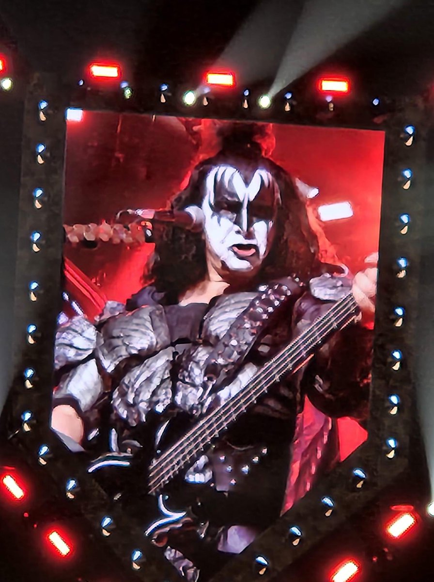 A_xels's tweet photo. Seen KISS tonight for my birthday best birthday ever https://t.co/gES9RONkA2
