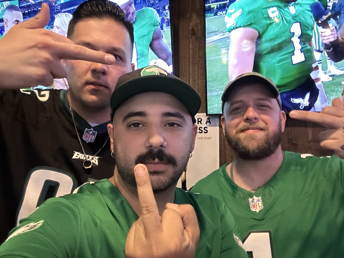 LouMiceliJr's tweet photo. This is the biggest gigantic fuck you to @AndrewMcGuire_ who talked shit ALLLLLL week. 🖕🏼 GO BIRDS from me @_JohnAlan and @TravisHufton FUCK YOU https://t.co/o2XRyg0Ziw