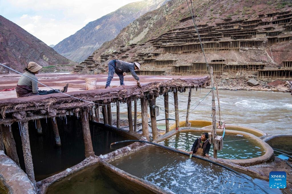 KangbaTV's tweet photo. #Markam County is known as a place with rich salt resources. #Saltfields are mainly built on cliff slopes and riversides of the #Lancang River. With a large amount of yearly output of salt products, salt-production has become a main #income for local people. https://t.co/A4E1jwS2Ay