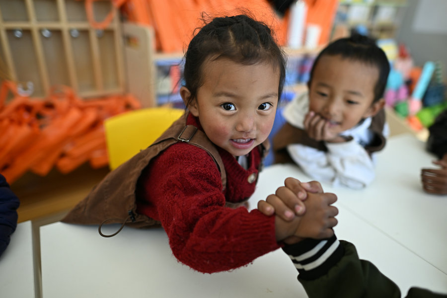 KangbaTV's tweet photo. Last year, China Energy Corp invested 13.5 million yuan ($1.85 million) into a #kindergarten project in #Qumarleb county of #Yushu #Tibetan autonomous prefecture. Using shipping containers, 15 kindergartens have been constructed in six villages and towns in the county. https://t.co/g91JpIRwuy