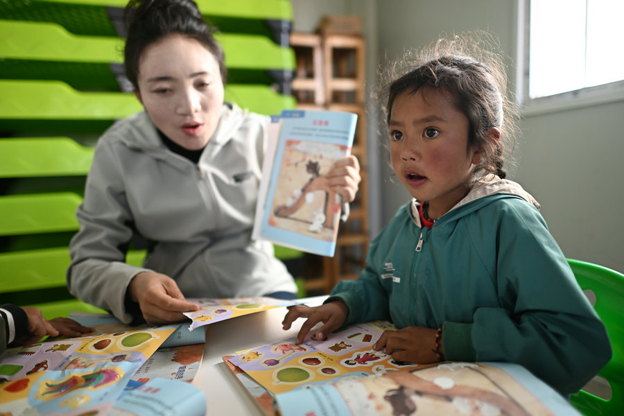 KangbaTV's tweet photo. Last year, China Energy Corp invested 13.5 million yuan ($1.85 million) into a #kindergarten project in #Qumarleb county of #Yushu #Tibetan autonomous prefecture. Using shipping containers, 15 kindergartens have been constructed in six villages and towns in the county. https://t.co/g91JpIRwuy