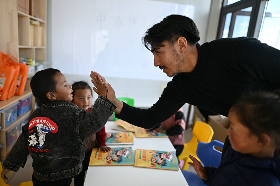 KangbaTV's tweet photo. Last year, China Energy Corp invested 13.5 million yuan ($1.85 million) into a #kindergarten project in #Qumarleb county of #Yushu #Tibetan autonomous prefecture. Using shipping containers, 15 kindergartens have been constructed in six villages and towns in the county. https://t.co/g91JpIRwuy