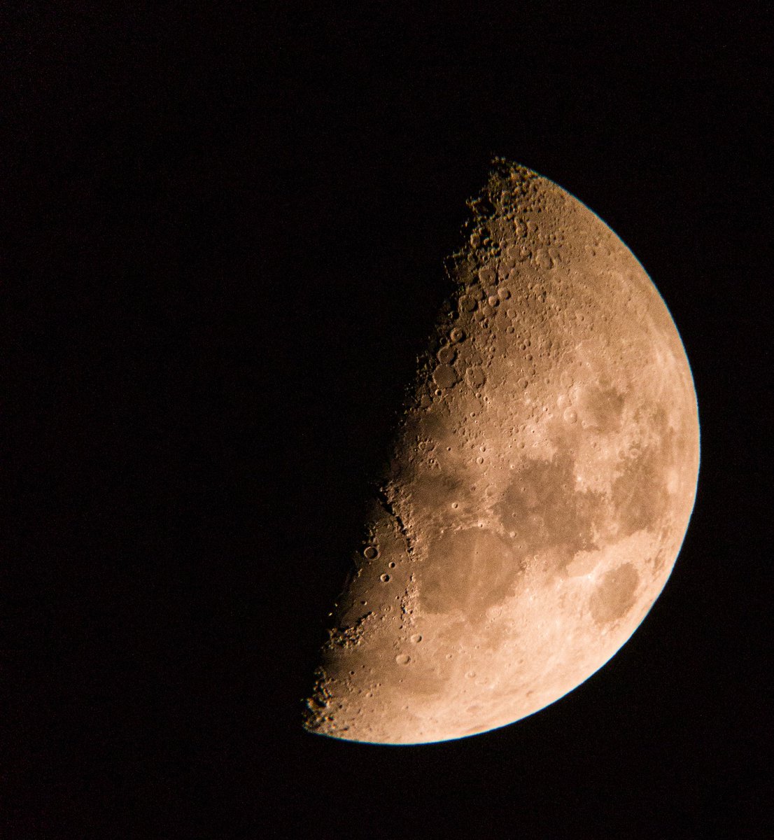 kmratchaburi's tweet photo. 🌘 #ดวงจันทร์ #วันพระ ขึ้น 8 ค่ำ เดือนสิบเอ็ด (๑๑) ปีเถาะ  
#ท้องฟ้าเมืองราชบุรี

📱Note10Lite 
ℹ️ 26mm, f1.7, ISO400, WB7000k, ss 1/1000s, แต่งใน Lr
🔭ถ่ายผ่านกล้องโทรทรรศน์ Celestron DX130AZ, เลนส์ตา 10 mm.
🗓️ 22 ต.ค.2566, 18:37 น.

#ถ่ายดาวด้วยมือถือ #ถ่ายได้ทุกคืน https://t.co/z1iaZnp3Ap