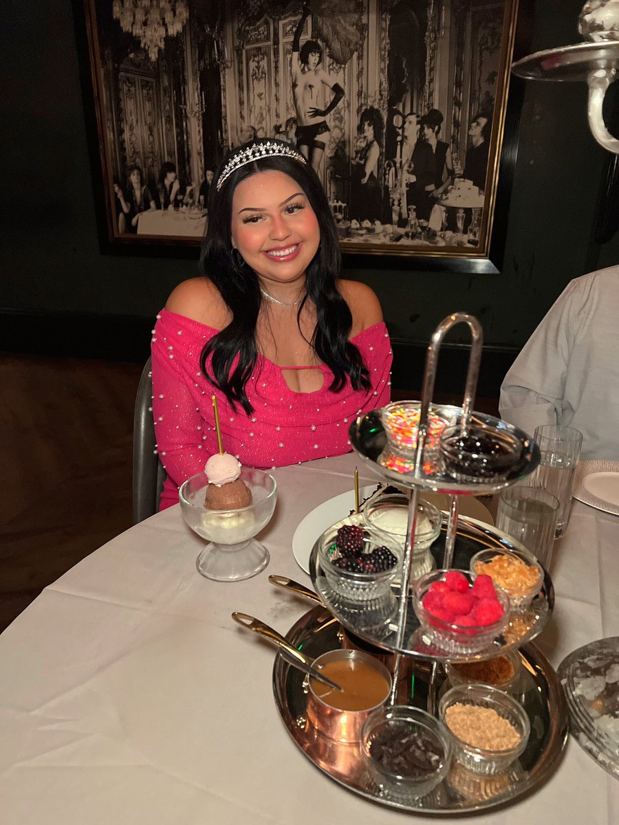 urfavscorpiolex's tweet image. sundae service 🍨 #bdayweek