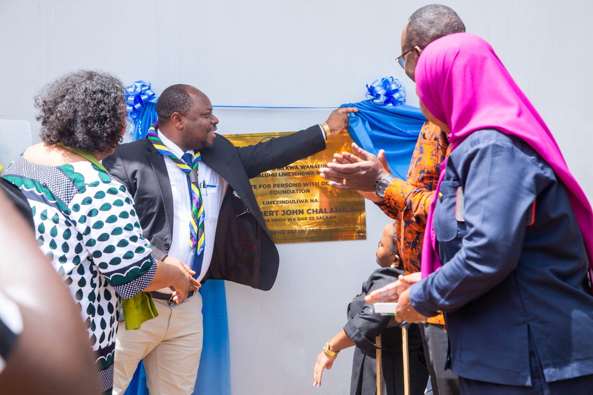 Asante sana ndugu Mgeni rasmi kwa heshima uliyotupa na kuja kuzindua jengo la vyoo rafiki,tulivyojenga maalumu kwa wasichana wenye ulemavu katika shule ya Jangwani sekondari Mhe. ALBERT JOHN CHALAMILA mkuu wa mkoa wa DSM.
#vyoorafikimlinziwaafyayangu