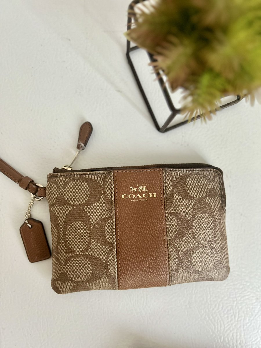 coaaaaach's tweet photo. La elegancia se encuentra en los detalles, y esta wristlet Coach en tono café es el accesorio perfecto para completar tu look. Descubre la belleza en la simplicidad con esta wristlet que refleja tu buen gusto.🤎

#coach #modafemenina🌺 #estiloelegante https://t.co/P24AaKzW37
