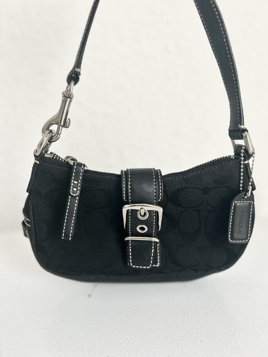 coaaaaach's tweet photo. Esta elegante bolsa pequeña de Coach es el accesorio perfecto para cualquier ocasión. Con su diseño en negro clásico, te servirá para cualquier ocasión. Está bolsa de Coach será tu compañera de moda ideal.🖤

#modafemenina🌺 #coach #eleganciayestilo https://t.co/7CtXrWdN96