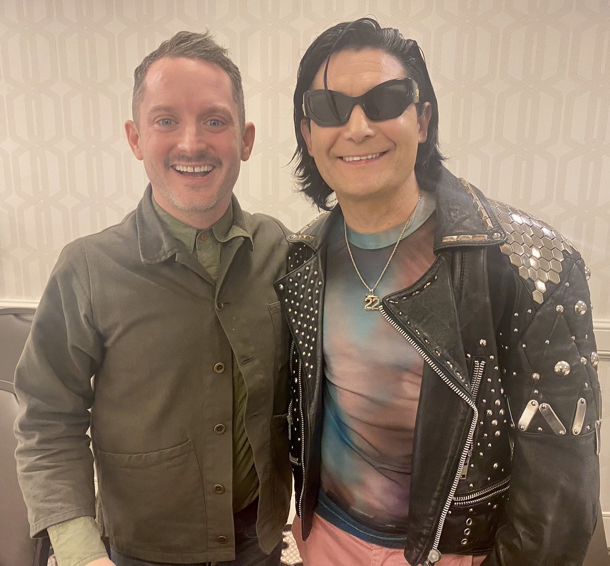 Corey_Feldman's tweet photo. HAPPY 22 DAY! I KNOW ITS L8 SO I WANTED 2 END THE SUNDAY ON A BRIGHT NOTE, SO JUST 2 PROVE I GOT MY INFAMOUS JACKET FROM #DREAMALITTLEDREAM & #THEBURBS BACK, HERES A PIC I TOOK W MY OLD BUDDY @elijahwood WEARING IT @ A CON LAST WEEKEND THE DAY I GOT HER BACK! #HAPPY22DAY https://t.co/rcVvdUj1FS