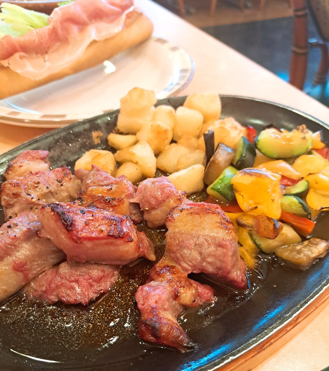 サイゼ新メニューやっと食べれた‼️
✔ラムのグリルは想像より甘い味付けだったので自分で海塩とコショウをかけて自分好みの味にして食べた🧂
✔生ハムはミニフィセルにサンドして食べるのが1番好き🥪😋✌️
