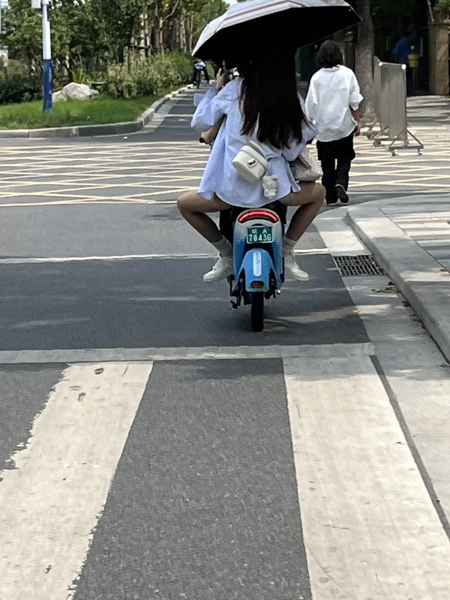 chu5382's tweet photo. #女大学生 大学城的女大学生是真的水灵 https://t.co/FNmmJaEoJH
