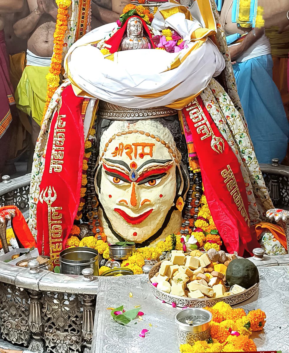 visrane's tweet photo. जय श्री महाकाल जी की
जय श्री कृष्ण जी की
शुभ प्रभात
सादर वंदे
श्री महाकालेश्वर ज्योतिर्लिंग के आज (सोमवार, 23/10/2023) के भस्म आरती-शृंगार दर्शन 🙏🏻 https://t.co/qA8pjL9zjR