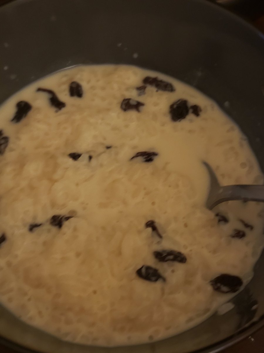 Dad_Comm's tweet photo. Sweet rice With raisins. with cinnamon. One of those treats I'm sure @morenom3383  can relate to. Never to sweet but the raisins add that extra bit of natural sweetness.
#Snacktime #Sweetrice https://t.co/mkGqDkY0bB
