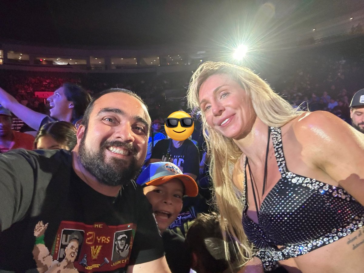 With the Queen @MsCharlotteWWE 🙏🏼🤳🏼📸 @WWE #WWESundayStunner #WWELaredo #WWELive