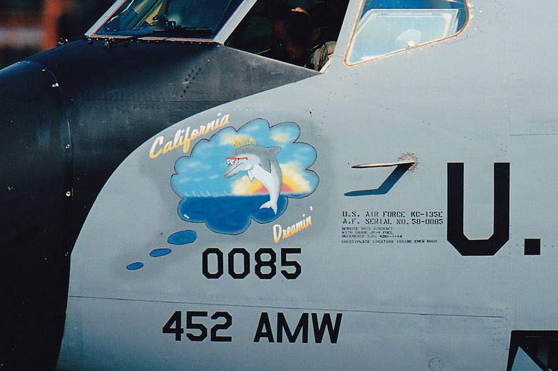 #横田基地 
先程、横田基地に降りたノーズアート付きKC135Rですが同じシリアルをE型時代に撮影してました。
KC-135E　58-0085　AFRES　336ARS　452AMW 
ネームは今も昔も同じで
California Dreamin'
16号の脇にあったスポットC57は目の前で撮り放題でした。