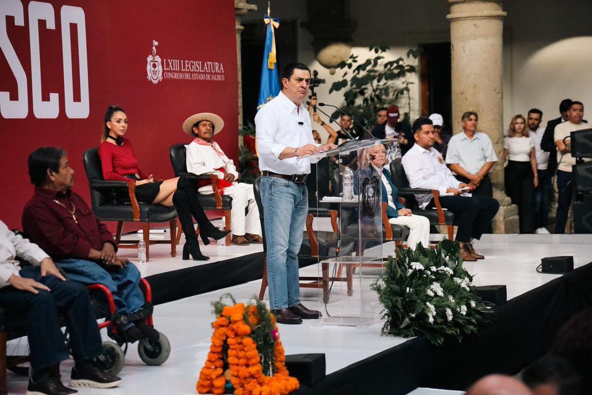 chemamtz_'s tweet image. Hoy rendimos cuentas a las y los Jalisciences, ellas y ellos son quienes realmente tienen el poder; refrendamos nuestro compromiso con la justicia, Igualdad, honestidad y respeto, #LuCHando por una nueva realidad donde la dignidad vuelva a Jalisco. Nuestra #LuCHa es por traer