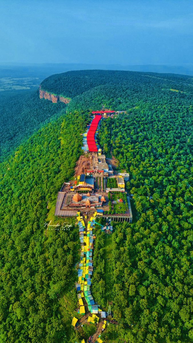 desi_thug1's tweet photo. 10 Extremely Divine Devi Dham located at the Hill Top across Bharat 🚩

1. Vindhyavasini Vijayasana Devi Lok, Salkanpur https://t.co/qtIuVpRPxT