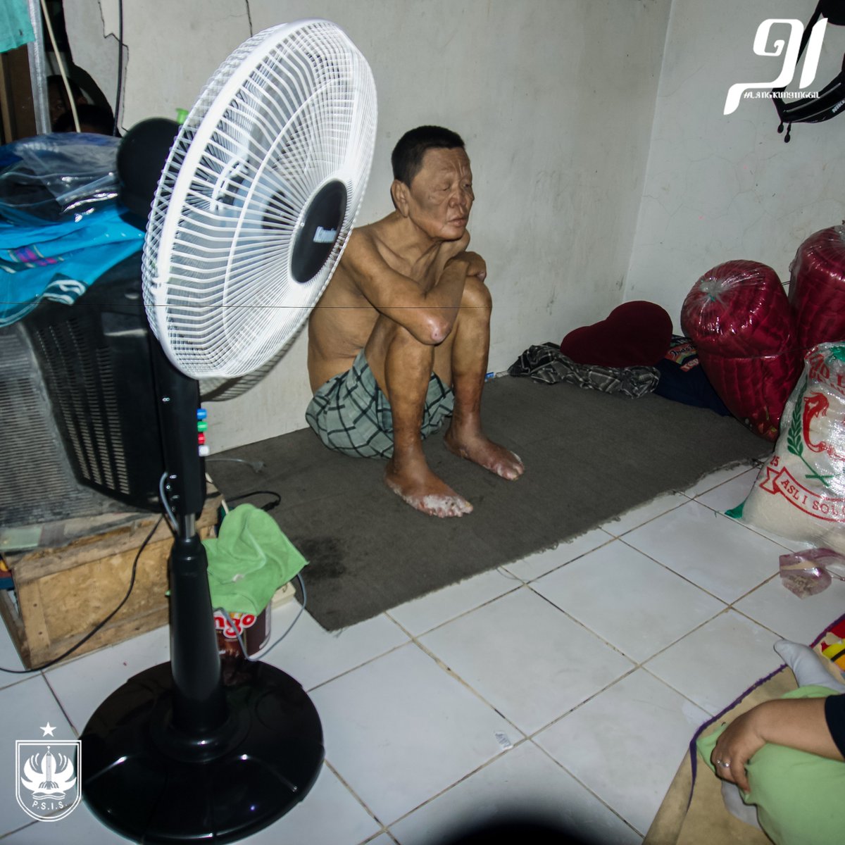 psisfcofficial's tweet photo. PSIS Semarang beri bantuan untuk legenda PSIS, Budiono Sutikno. 

Budiono Sutikno merupakan pemain PSIS yang bermain pada musim 1994-1995 pada kompetisi Divisi Utama Liga Indonesia I (Ligina I).

#PSIS https://t.co/32aar7W8ib