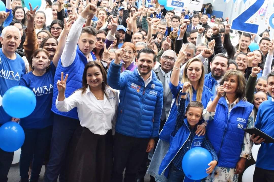 AnaPaolaAgudelo's tweet photo. Emotivo cierre de nuestra campaña en #SantaLucia🎉

Gracias a todos por su apoyo y entusiasmo.

Ahora, nos queda un paso más:

¡Votar el 29 de octubre!

Tu voto puede marcar la diferencia.

#HonestidadServicioyValores https://t.co/RFB2vOO5Tj