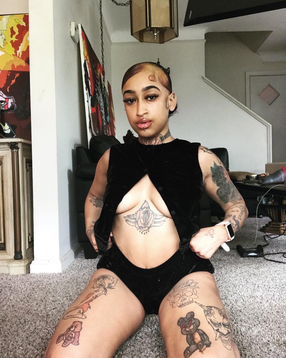 Cemonae2's tweet image. Sexy can I 😋💕✅ #Trending #artist #explore