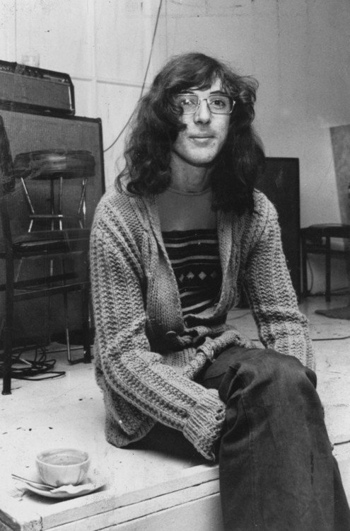 Faltan adjetivos para describirlo, la gente igual sabe todo. Feliz cumple al mejor músico que tuvo, tiene y tendrá este país. Te amamos Charly 🎶🎹❤️❤️