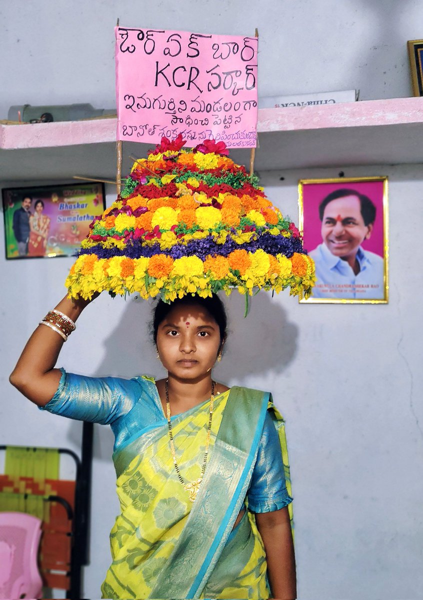 BRS_Inugurthy's tweet photo. ఇనుగుర్తిలో  "బీఆర్ఎస్ బతుకమ్మ"

ఔర్ ఏక్ బార్..కేసీఆర్ సర్కార్!
ఇనుగుర్తిని మండలంగా సాధించిన మా ప్రియతమ ఎమ్మెల్యే @BSNBRS బానోత్ శంకరన్న ను ముచ్చటగా మూడోసారి అ��్యధిక మెజారిటీతో గెలిపించుకుందాం! 

Jai..KCR   Jai BRS   Jai Shankaranna
@KTRBRS @Krishank_BRS @ysathishreddy @BRSparty https://t.co/ZKpE9z48AT