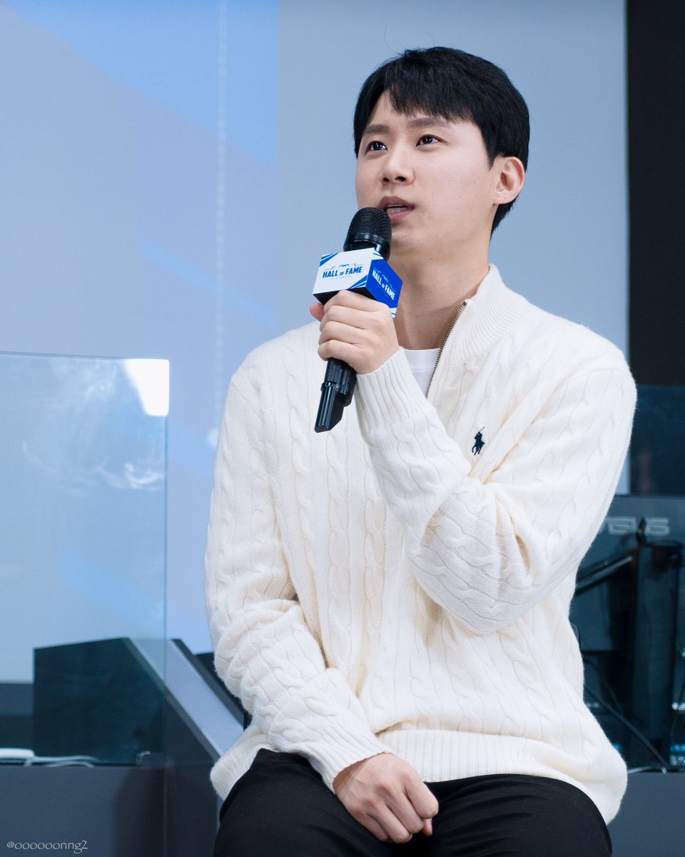 oooooonng_pic's tweet photo. e-토크쇼 ‘ChangSik’ 문창식 해설편

#문창식 #ChangSik https://t.co/lfIcnq1h6l