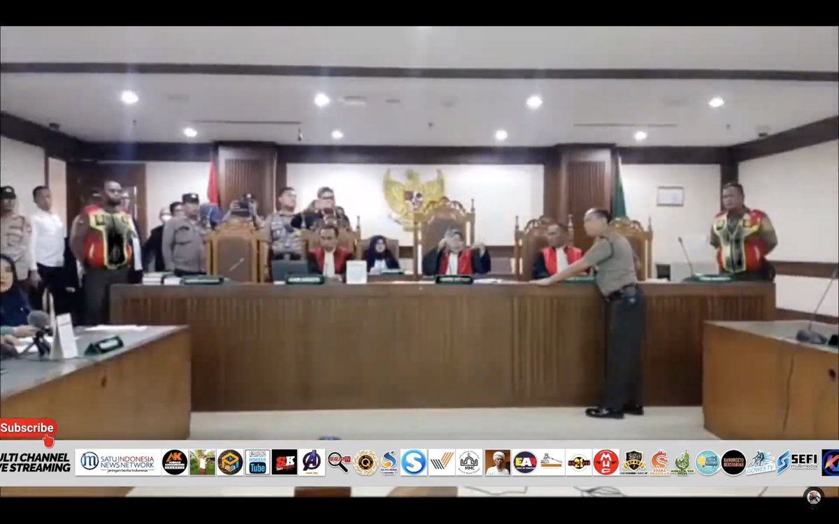 Sidang gugatan ijazah palsu Jokowi ricuh. Ketua hakim mengusir pengunjung. Panas, terjadi adu mulut antara pengacara penggugat dengan kuasa hukum Jokowi yang tidak membawa surat kuasa. Akhirnya hakim mengeluarkan kuasa hukum yang tidak membawa surat kuasa dari Jokowi. Parah.