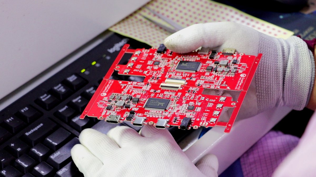 Elecrow1's tweet image. ⭐ We captured the #PCBA of the #CrowView 14-inch #ScreenExtender in action on the #Elecrow production line. 😻
📌 Get your #ElecrowPCB for as low as $1/10pcs. 🚀