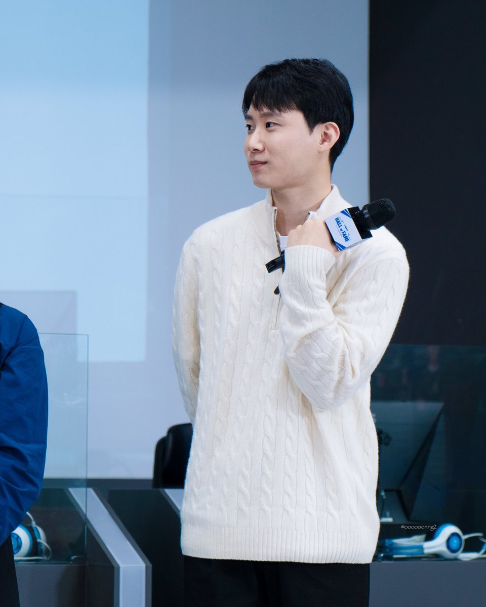 oooooonng_pic's tweet photo. e-토크쇼 ‘ChangSik’ 문창식 해설편

#문창식 #ChangSik https://t.co/K2sJA6X87n