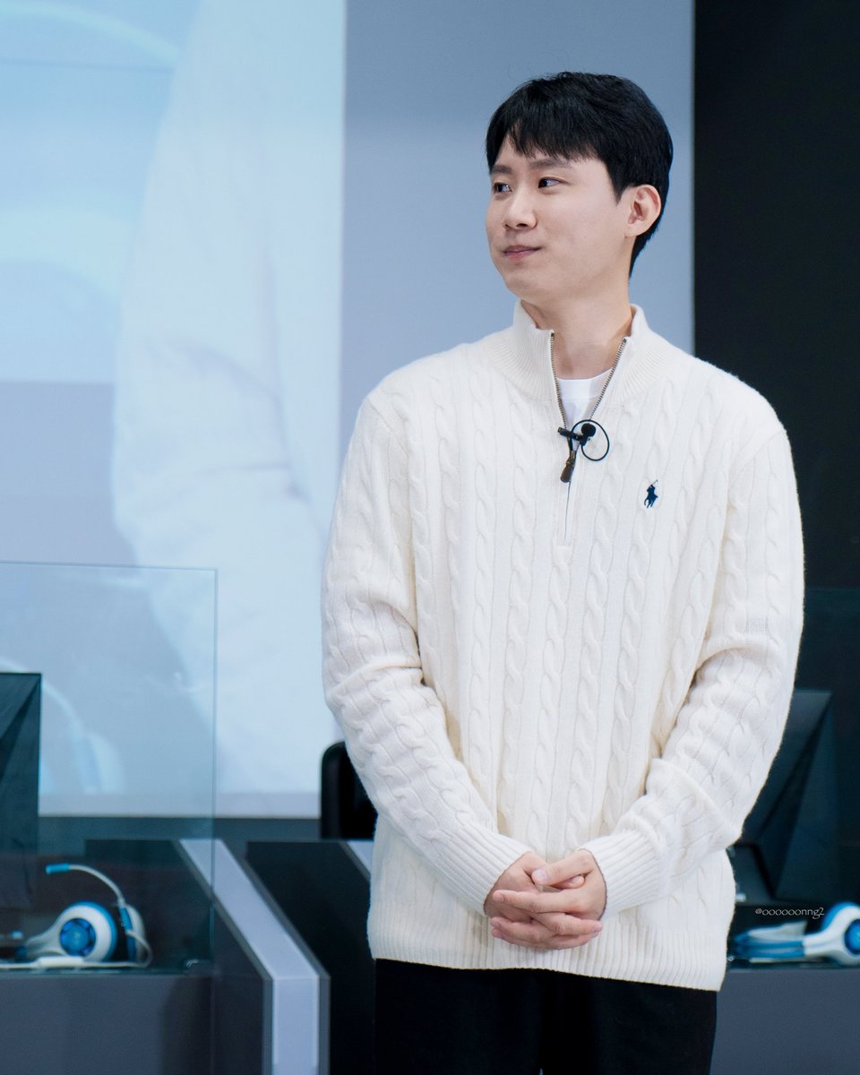 oooooonng_pic's tweet photo. e-토크쇼 ‘ChangSik’ 문창식 해설편

#문창식 #ChangSik https://t.co/K2sJA6X87n