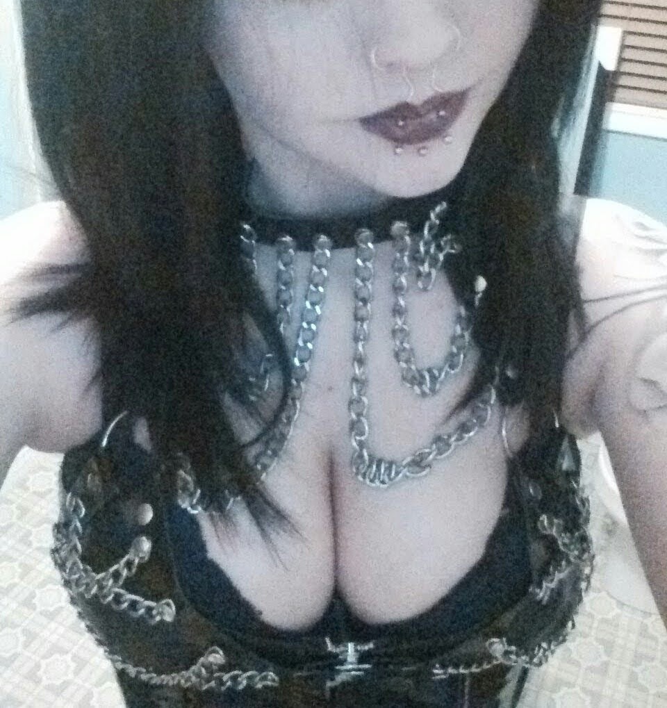 CarolinTPhilips's tweet photo. @cravedcuddle Did someone say goth girl with big tiddies? 🐈‍⬛🖤 https://t.co/6NTiWU0NFm