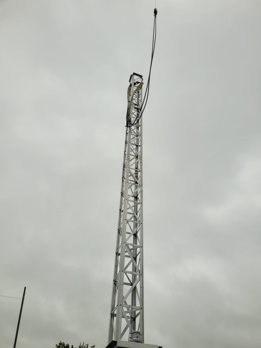 Am Freitag haben wir den Mast auf die Garage gestellt. Bei den Wind abenteuerlich, hat aber funktioniert. 
#hamradio #AmateurRadio #dl5bca