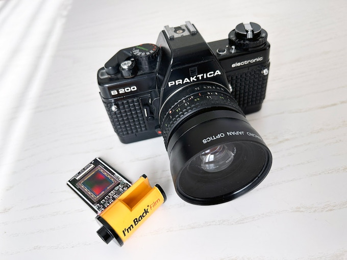 pc_watch's tweet photo. 35mmフィルムカメラでデジタル写真が撮れる「I'm Back Film」 https://t.co/8Tr8zMxkjQ https://t.co/V3bz7BFWus