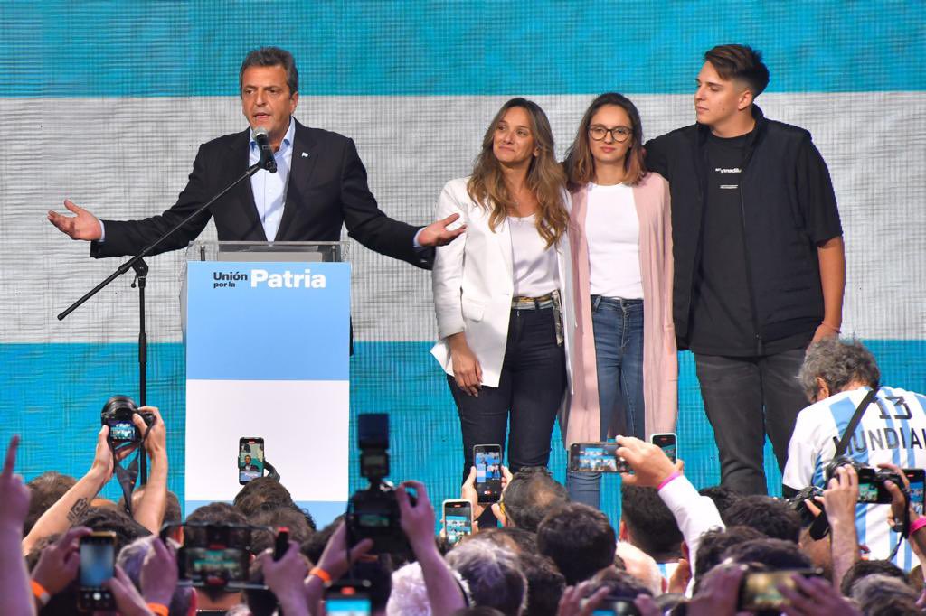 MalenaGalmarini's tweet photo. Se de tu compromiso, tu pasión y amor por nuestra Patria. ❤️🇦🇷

Sé que nuestro Pueblo siempre se pone del lado de quienes quieren lo mejor para él. Por eso un gobierno de Unidad Nacional es lo que vamos a construir desde el 10 de diciembre.

Queda un poquito más, a no aflojar. No se olviden: #TenemosConQué y #TenemosConQuién

#MassaPresidente