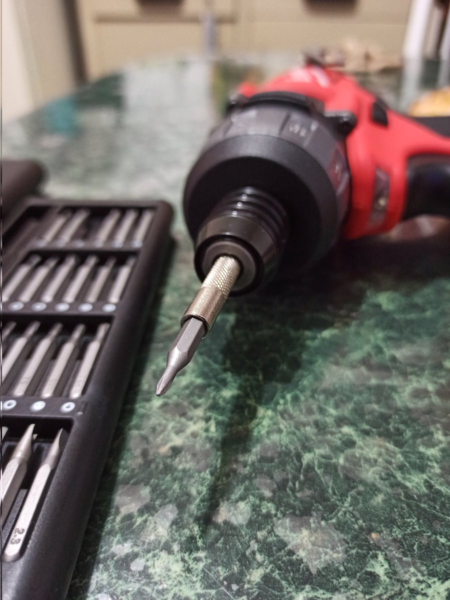 slashkizar's tweet photo. Genial! Ahora podré quitar tornillos al celular con el destornillador Milwaukee xD
#milwaukee #diy https://t.co/tXcxJJyYt0