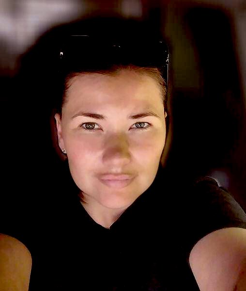 Мама трьох діточок,
мужня Захисниця
ЮЛІЯ ЧЕРНИШОВА.
Їй навічно 32.
Сержантка ЗСУ загинула 
при виконанні бойового завдання 
15 жовтня 2023 року на території Ізюмського району Харківської області.
 Згасло сонечко, котре світило дітям.
Пішла у вічність хоробра душа.
Світла пам'ять!