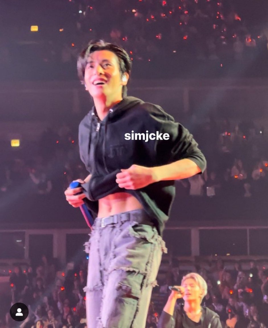 EN7ernally's tweet photo. HE’S SUCH A TEASE 😭😭😭 https://t.co/6B94j6BTPN