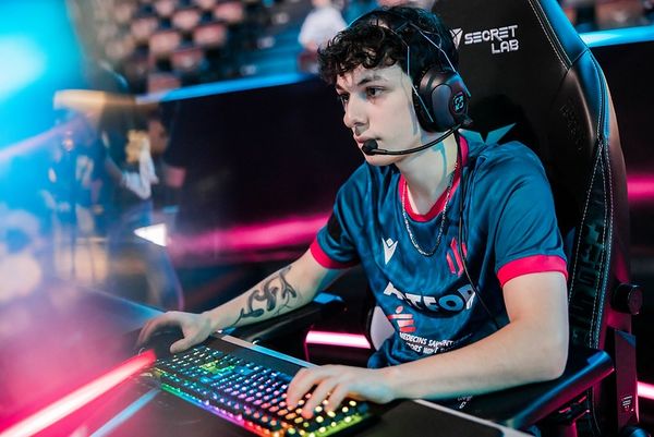 SoyXSonic's tweet photo. Si hoy Adam se juega un Garen y gana la serie frente a DK #Worlds2023 

En este perfil vamos a rifar 3 cajitas de League of Legends entre todas las personas que tiren Like y RT a este tweet 

Yo confio en el GIGADAM y ustedes? 👀🔥