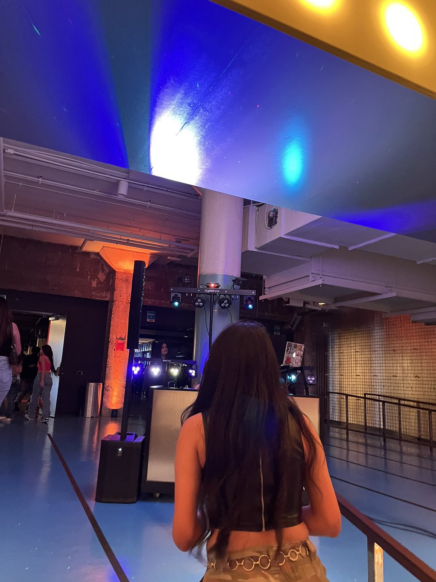 elizabethhhhhp's tweet photo. I got to take my little sister to her first concert. I have to admit I looked at her in awe. In awe bc she enjoyed it, she laughed and sang her heart out. Wishing I could take every depressive thought out of your head… 🥺 https://t.co/9KmEmvyPA3