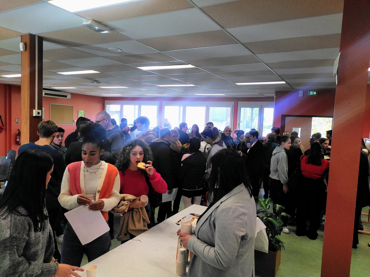 LouisMerle79's tweet photo. Une centaine de personnes réunies ce samedi pour célébrer ensemble la réussite des ex-3e de Louis Merle aux examens. Un beau moment, partagé avec les élus du territoire, les membres de l'association des anciens élèves. #climatscolaire #parcourscitoyen cc @DSDEN79 @DeuxSevres https://t.co/nzjGFOgizE
