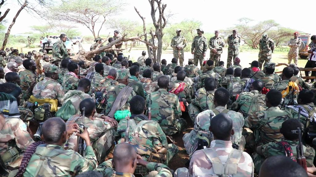 GoobjoogMedia's tweet photo. Defence Minister @Amohamednur visits the Somali National Army troops stationed at #Hudur town in #Bokool region; advises the soldiers to prepare for the second phase of the offensive aimed at eliminating #Alshabaab militants in the area. https://t.co/88KEx1ivGx