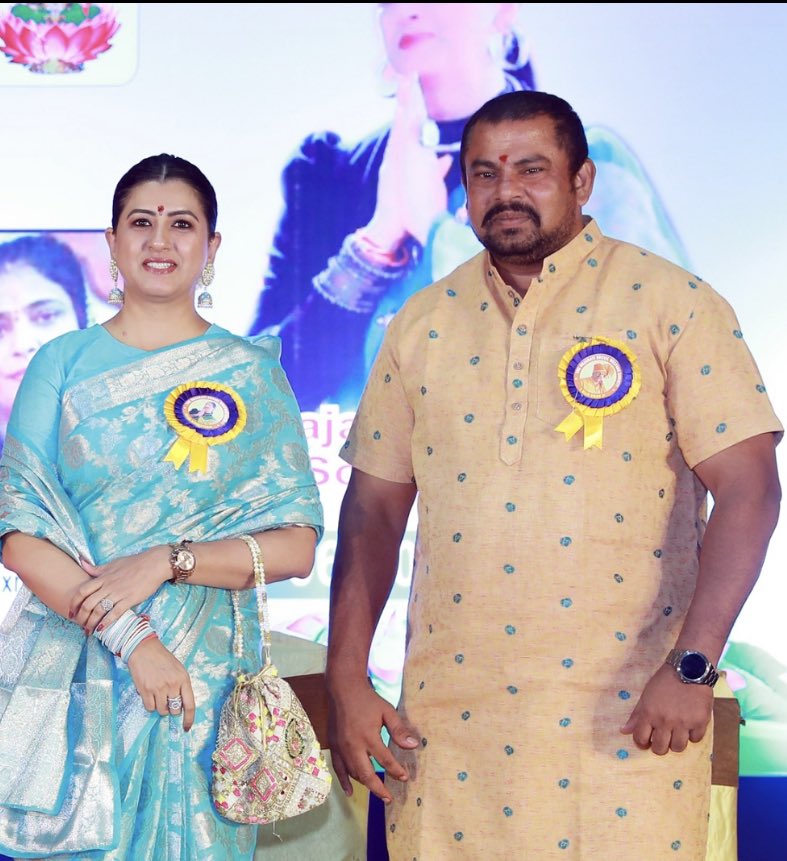 kajal_jaihind's tweet photo. हम सभी सनातनीयो के प्रिय @TigerRajaSingh भाई को “गोशा महल विधानसभा” से टिकट मिलने की ढेर सारी बधाई एवं शुभकामनाएँ।💐💐💐
शक्ति की उपासना के पर्व #नवरात्रि में माँ जगदंबा का आशीर्वाद आपको मिला है अत: विजय आपकी निश्चित है और तीसरी बार जीत की विजय पताका लहरा आपकी हैट्रिक भी निश्चित है।

आपका संघर्ष हमने देखा है राजा भाई, हम जानते है कि आपने बहुत कुछ सहन किया है मगर राजा भाई आपका संघर्ष ये सिद्ध करता है की “सत्य परेशान हो सकता है, पराजित नहीं”।

हमारे राजा भाई पर अम्बे माँ सदैव अपनी कृपा बनाये रखे ऐसी माँ जगदंबा के चरणों में प्रार्थना🙏🏻🚩