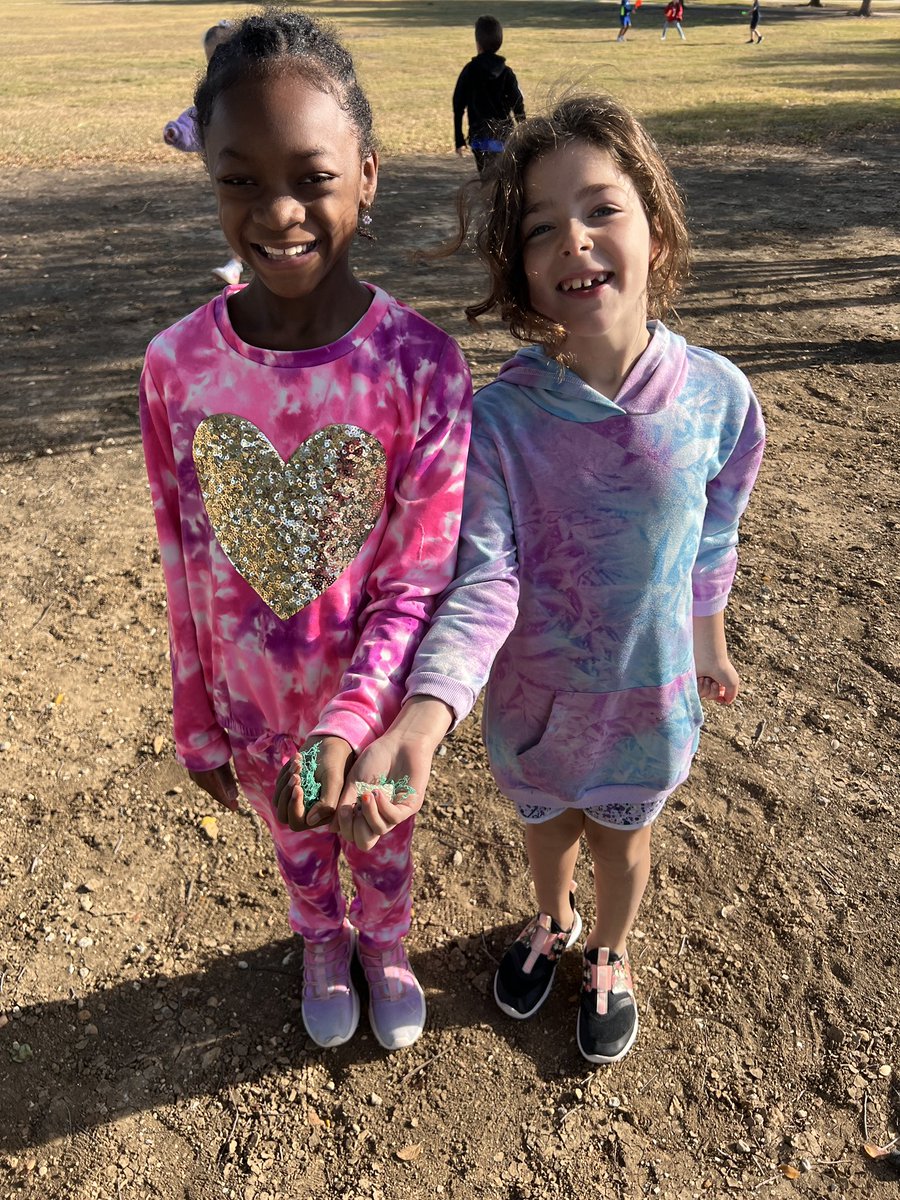 LNWatson420's tweet photo. Acts of kindness at Crescent Park! Thankful for our Watch Dog Dad for helping out! #PinkPlaceToBe https://t.co/amaUyg5VWC