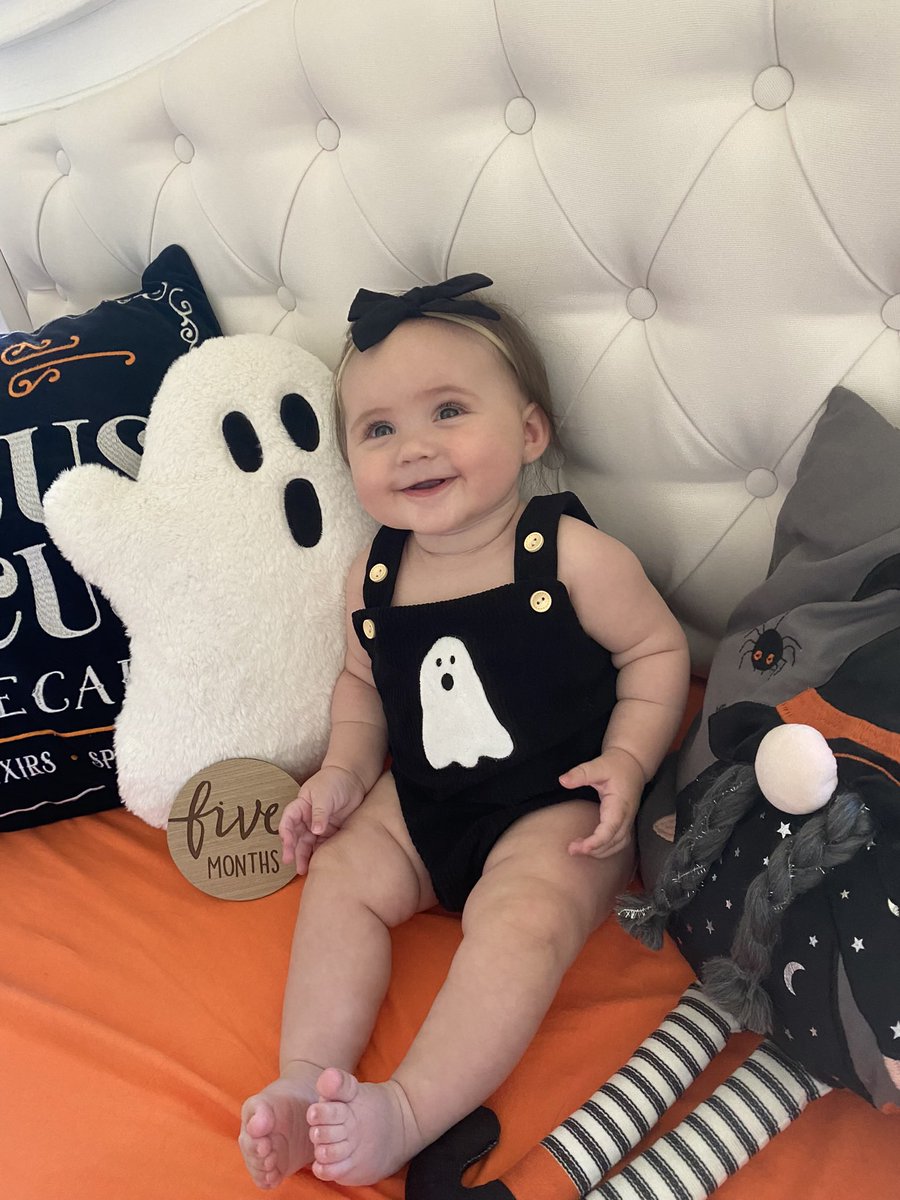 __moonfairy's tweet photo. my spooky girl 🕸️🎃👻🥹 https://t.co/OGRZ59POwW